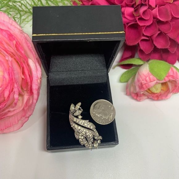 VINTAGE⚜️RARE PANETTA Crystal Twist Clip Earrings - Picture 5 of 5